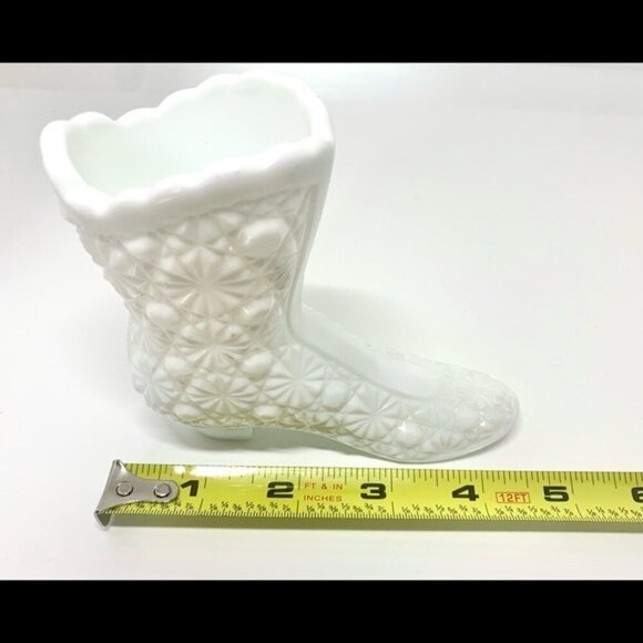 Fenton Milk Glass Daisy‎ Button Boot Set - Picture 10 of 16